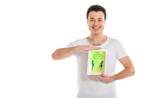 bel homme tenant tablette numérique avec app shopping à l'écran isolé sur blanc
 - Photo, image