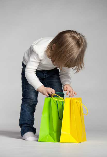 Girl peeping into a shopping bag - Foto, Bild