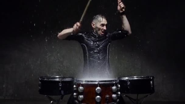 Photo shoot crazy bubeník v dešti - Záběry, video