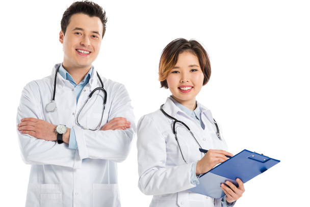 médico feminino com diagnóstico e médico masculino com braços cruzados olhando para câmera isolada em branco
 - Foto, Imagem