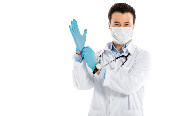 beau médecin masculin portant des gants en caoutchouc et regardant la caméra isolée sur blanc
 - Photo, image