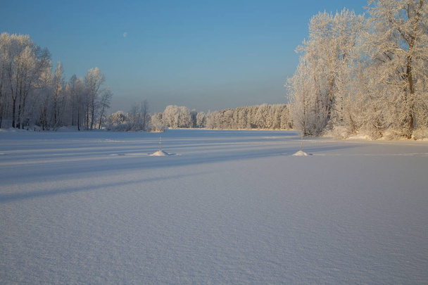 Winter fishing on the river. Siberia - Foto, afbeelding