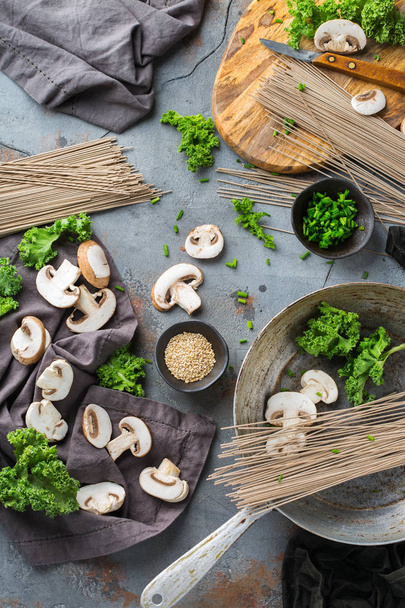 Buckwheat soba macarrão sopa ingredientes para asiático chinês japonês coreano vietnamita comida. Top vista plana cozinha cozinha cozinha fundo
 - Foto, Imagem