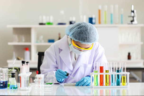 Zestaw chemiczny tube rozwoju i apteki w laboratorium, biochemii i koncepcja technologiczna badań. - Zdjęcie, obraz