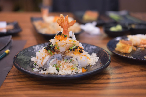 Garnaal Tempura roll. Japanse sushi roll - Foto, afbeelding