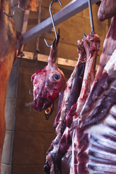 Carne crua numa carnificina no mercado
 - Foto, Imagem