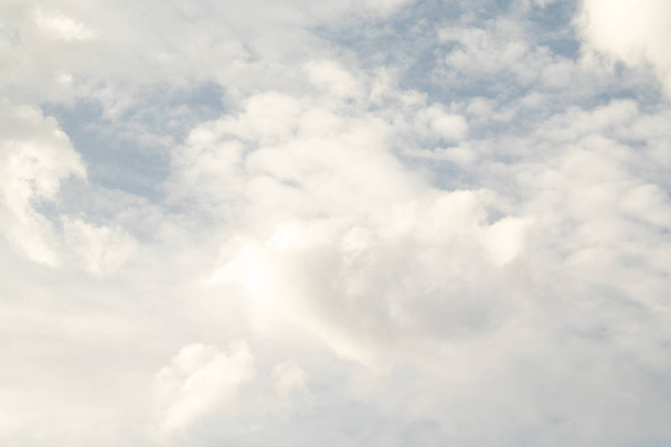 Beyaz bulutlu mavi gökyüzü, doğa arkaplan - Fotoğraf, Görsel