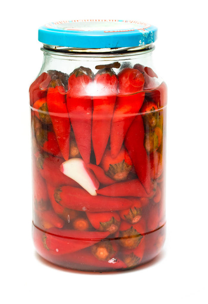 a kiadványról, savanyított chili paprika üvegedénybe elszigetelt fehér - Fotó, kép