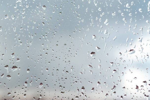 gouttes de pluie sur fond de ciel en verre
 - Photo, image
