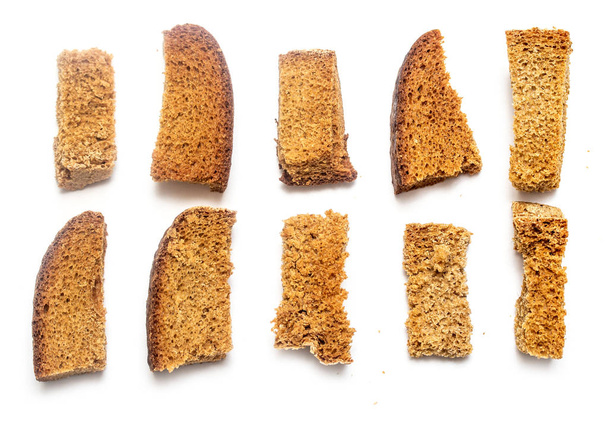 кусочки жареного хлеба сухари на белом фоне
 - Фото, изображение