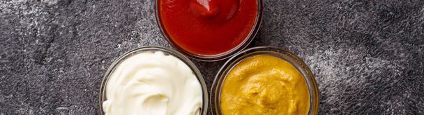 Conjunto de molhos diferentes: mostarda, ketchup, maionese
.  - Foto, Imagem