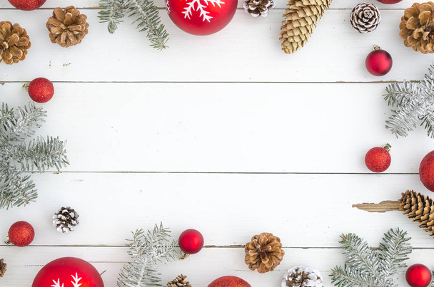 Рождественский деревянный фон со снежной елкой, красными шарами и шишками. Вид сверху с копировальным пространством для макета вашего текста лежал
 - Фото, изображение