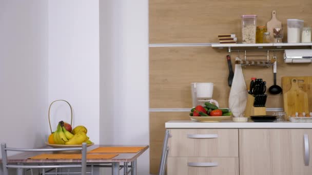 Moderní kuchyně s mnoha doplňky v něm na vaření - Záběry, video