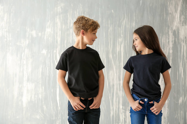 Χαριτωμένα παιδιά μπλουζάκια σε γκρίζο φόντο - Φωτογραφία, εικόνα