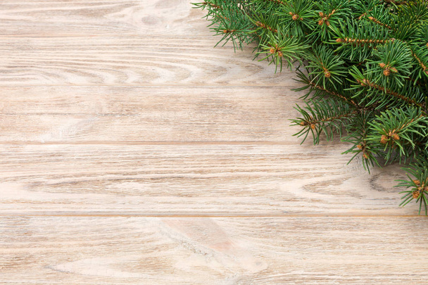 weihnachtsgrauer Holzhintergrund mit Tanne und Kopierraum. freie Fläche für Ihr Design von oben. - Foto, Bild