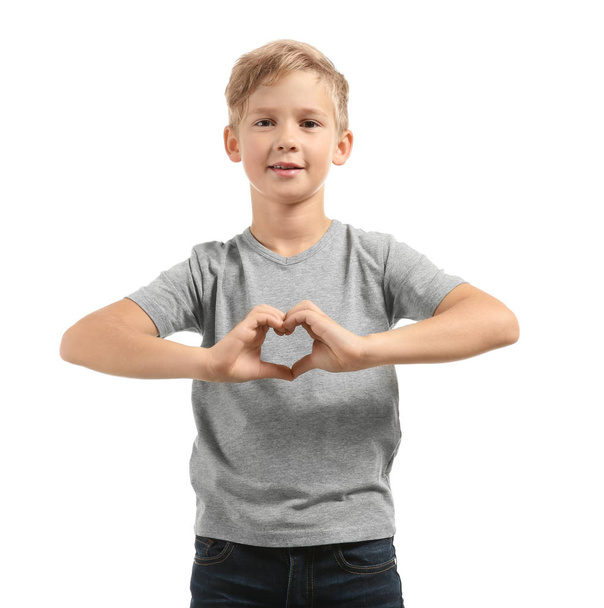 Bonito menino em t-shirt fazendo coração com as mãos no fundo branco
 - Foto, Imagem