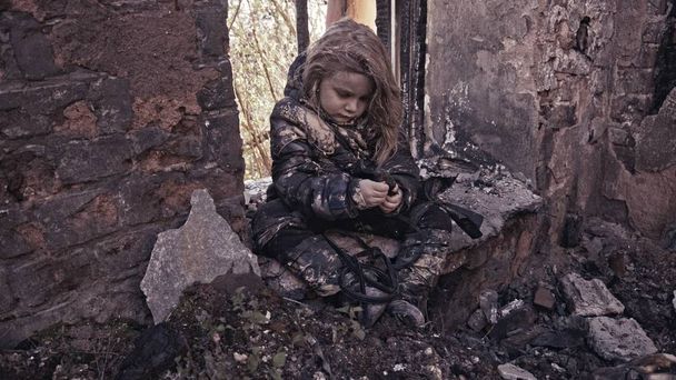 πορτρέτο της βρώμικο άστεγο ορφανό κορίτσι σε εγκαταλελειμμένο κτίριο - Φωτογραφία, εικόνα