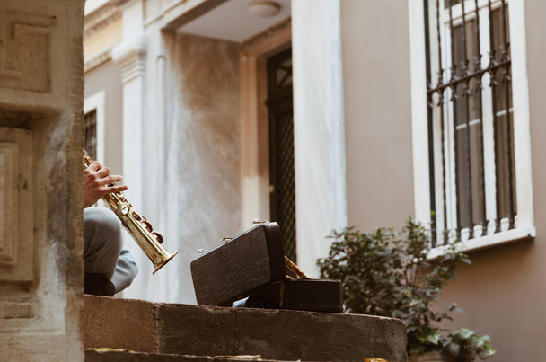 artista de rua tocando clarinete por dinheiro
 - Foto, Imagem