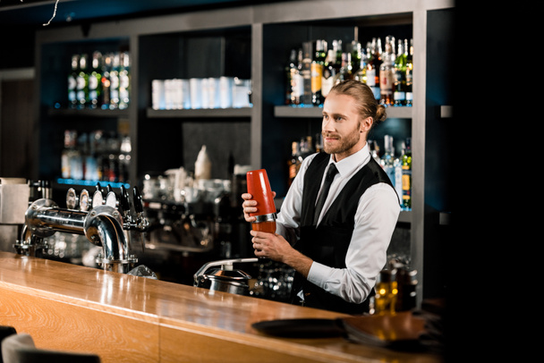Hezký barman míchání nápoj v šejkru - Fotografie, Obrázek