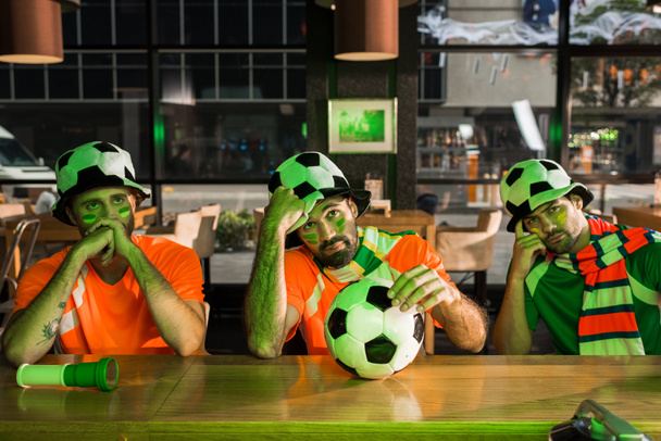 Fani piłki nożnej Piłka nożna siedzi przy barze licznik i oglądania  - Zdjęcie, obraz