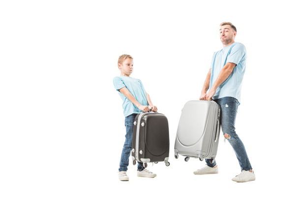 Papá e hijo sosteniendo equipaje pesado aislado en blanco
 - Foto, imagen
