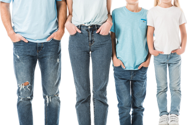 Przycięte widzenia rodziny stojący w dżinsy z rękami w kieszeniach na białym tle - Zdjęcie, obraz