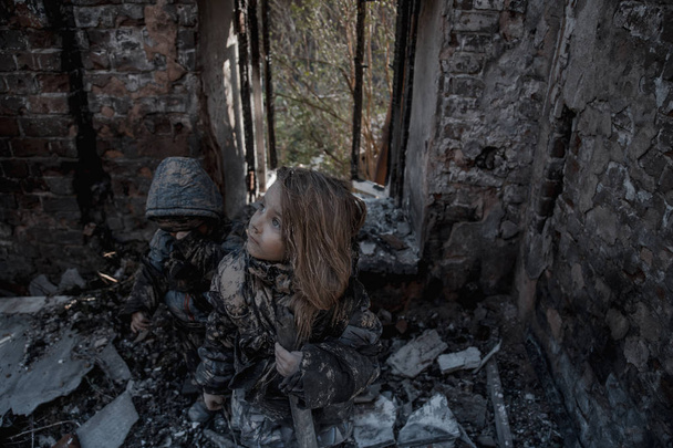 retrato de pequenas crianças sem-teto sujas com vara em prédio abandonado
 - Foto, Imagem