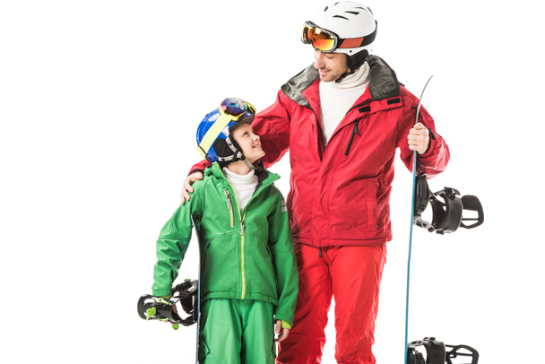 aikuinen isä ski puku käsittää preteen poika lumilauta eristetty valkoinen
 - Valokuva, kuva