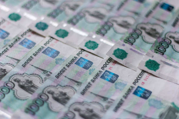  Паперові гроші, російських рублях, тисячну нотатки поширені і в порядку, на задньому плані грошей - Фото, зображення