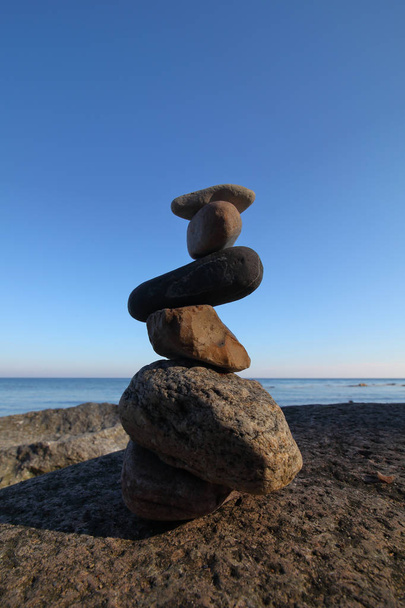 Una torre di pietre sulla spiaggia
 - Foto, immagini