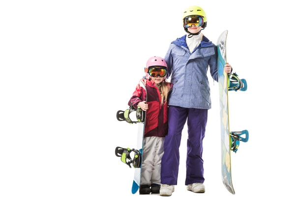 アダルト母と幼児の娘笑顔スノーボードとスキー服白で隔離 - 写真・画像