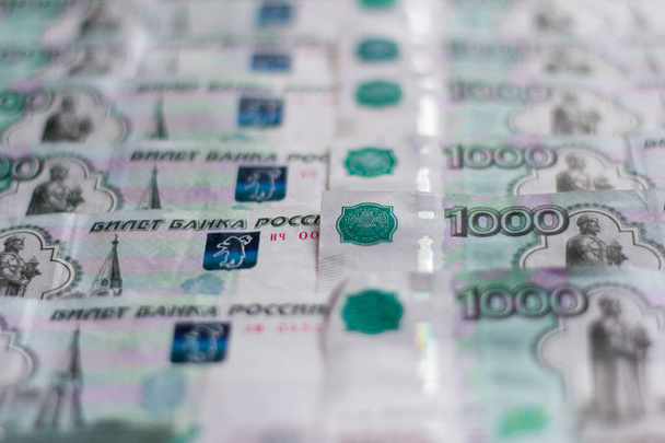  Паперові гроші, російських рублях, тисячну нотатки поширені і в порядку, на задньому плані грошей - Фото, зображення