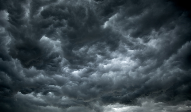 Nubes oscuras y olorosas de lluvia
 - Foto, Imagen