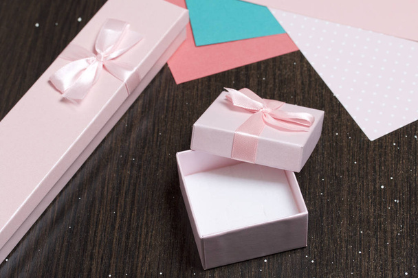 Wrapping presents. Gift boxes. Color paper for packaging. - Foto, immagini