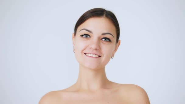 Close-up portret pięknej kobiety chcą kamery z atrakcyjny uśmiech. Piękno i skóry koncepcji opieki. - Materiał filmowy, wideo