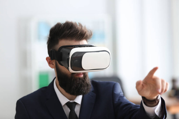 Homme d'affaires portant des lunettes de réalité virtuelle au bureau
 - Photo, image