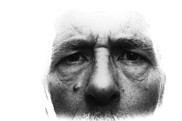 Imagen retroiluminada con bordes soplados que muestran el primer plano de la cara del hombre, altamente detallado con poca profundidad de campo, grano visible al 100%
. - Foto, imagen