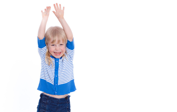 schöne aufgeregte kleine Mädchen halten die Hände hoch glücklich isoliert auf einem - Foto, Bild