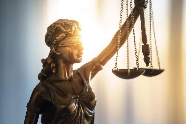 Estatua de Justicia con escalas en la oficina de abogados
. - Foto, imagen