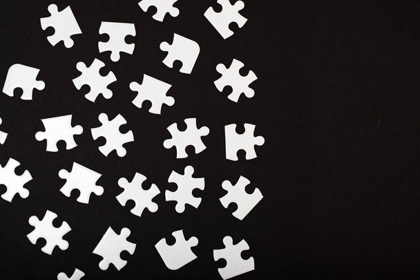 White jigsaw puzzle on black - Фото, изображение