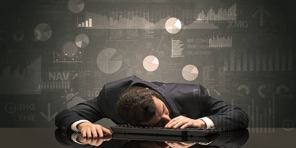 Homme d'affaires dormir avec des graphiques, graphiques et rapports concept
 - Photo, image