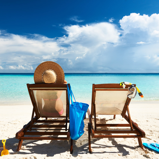 Mujer en una playa tropical en chaise lounge
 - Foto, imagen