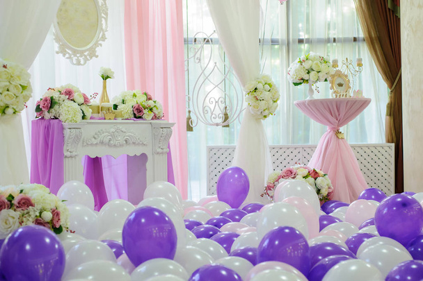 Decoración con globos blancos, rosados y morados para una boda
 - Foto, Imagen
