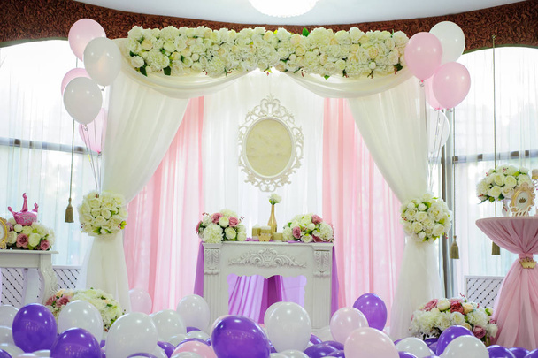Прикраса білими, рожевими і фіолетовими кульками на весілля
 - Фото, зображення