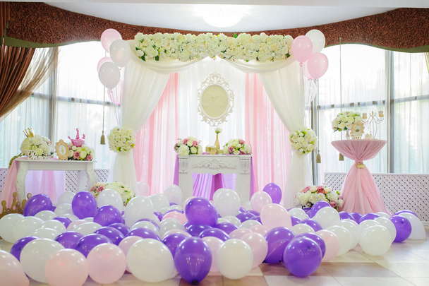 Fehér, rózsaszín és lila léggömbök egy esküvői dekoráció - Fotó, kép