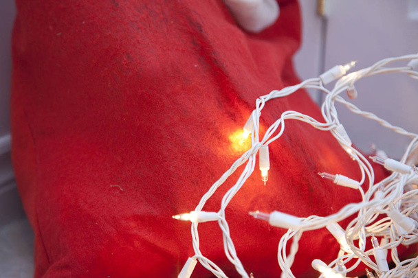  Санта мешок и белые праздничные огни
  - Фото, изображение