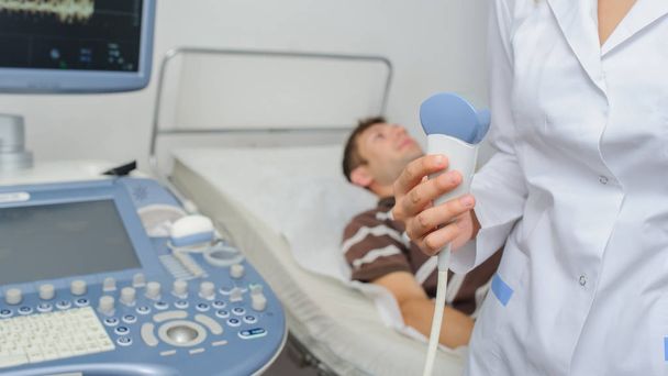 El médico usando el dispositivo de ultrasonografía, vista cercana - Foto, imagen