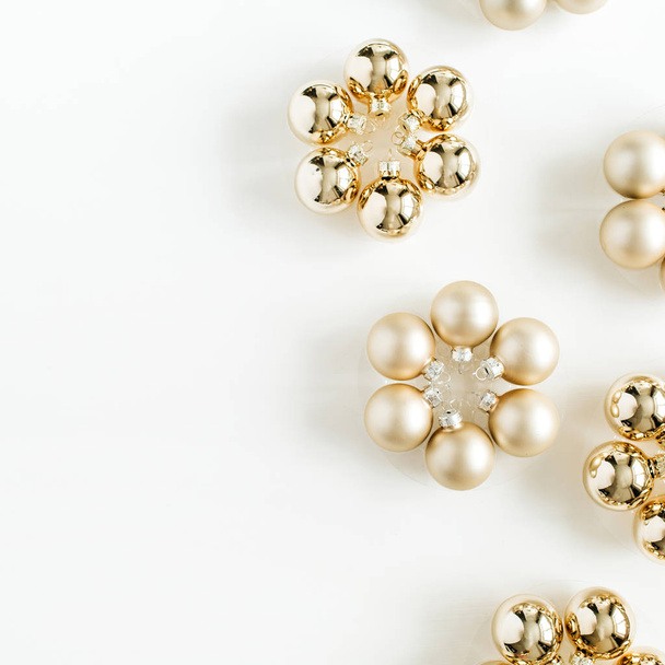 Christmas composition with golden decoration balls on white background. Flat lay, top view. Blog hero header. - Fotoğraf, Görsel