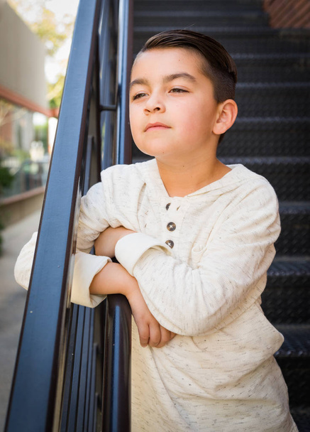 Porträt eines jungen hispanischen und kaukasischen Jungen mit gemischter Rasse. - Foto, Bild