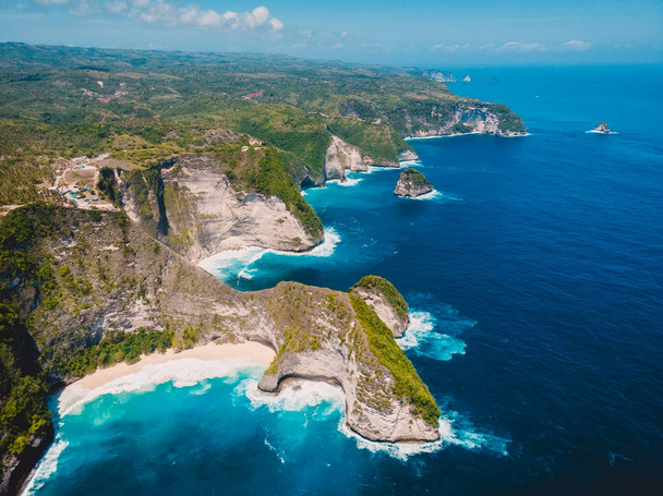 Playa Kelingking en la isla Nusa Penida. Vista aérea del dron de la isla tropical
 - Foto, Imagen